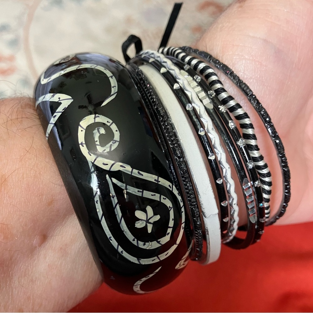 Elegant Black and White Bangle Set